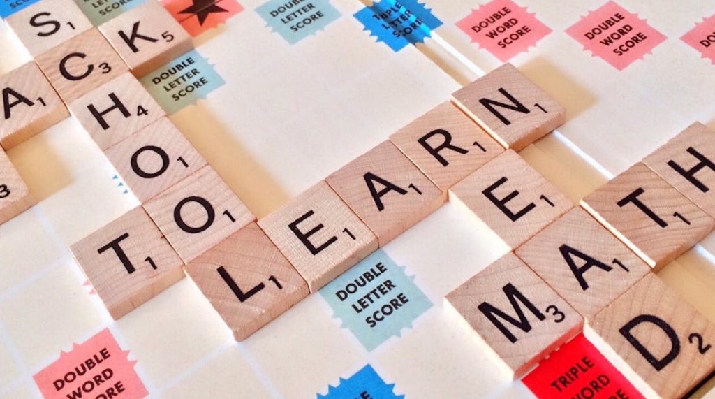 un juego de scrabble mostrando palabras que evocan las clases de ingl&eacute;s extraescolar.